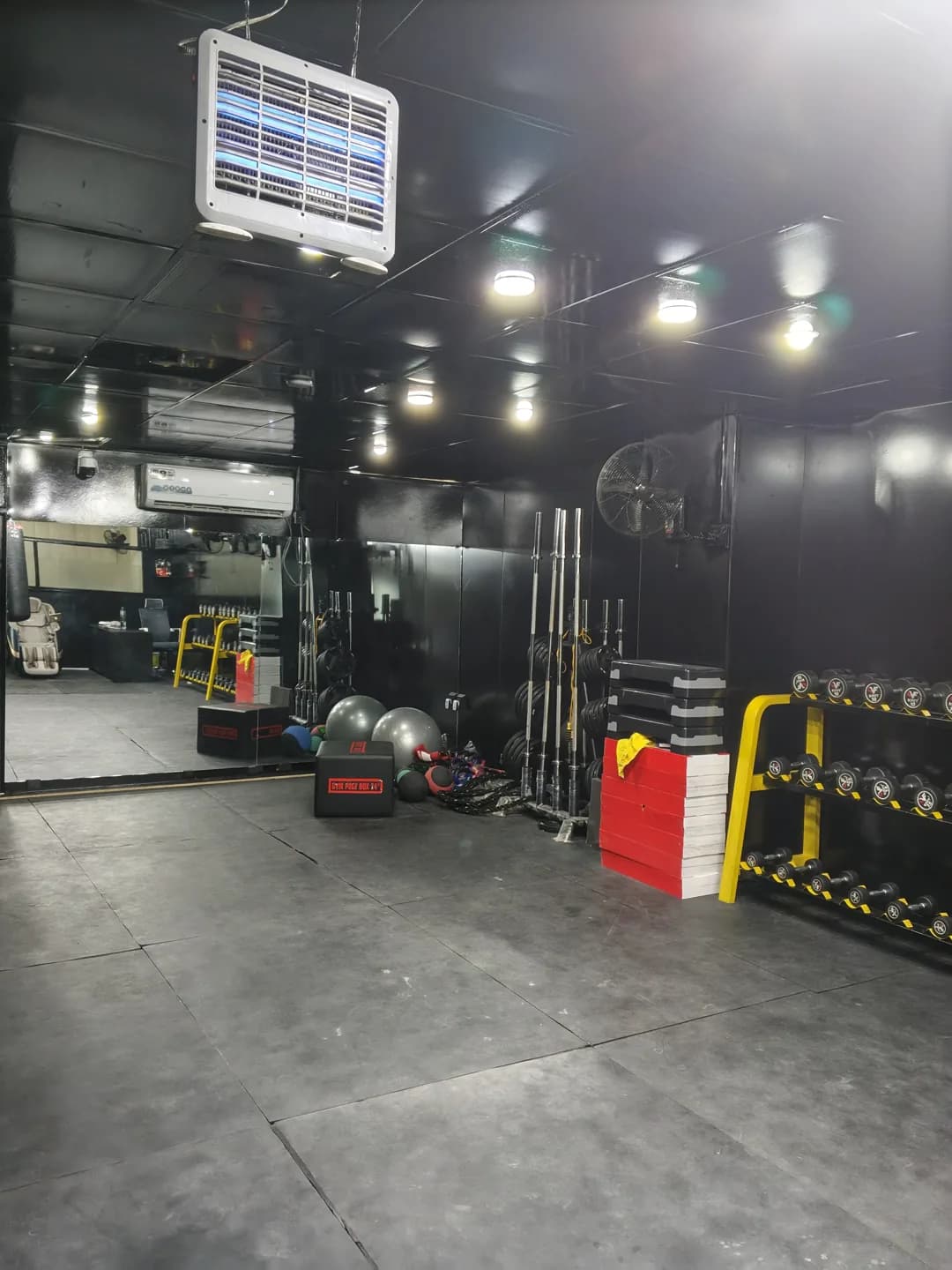 Medicine balls, plyometric boxes and other training equipment at SyK
