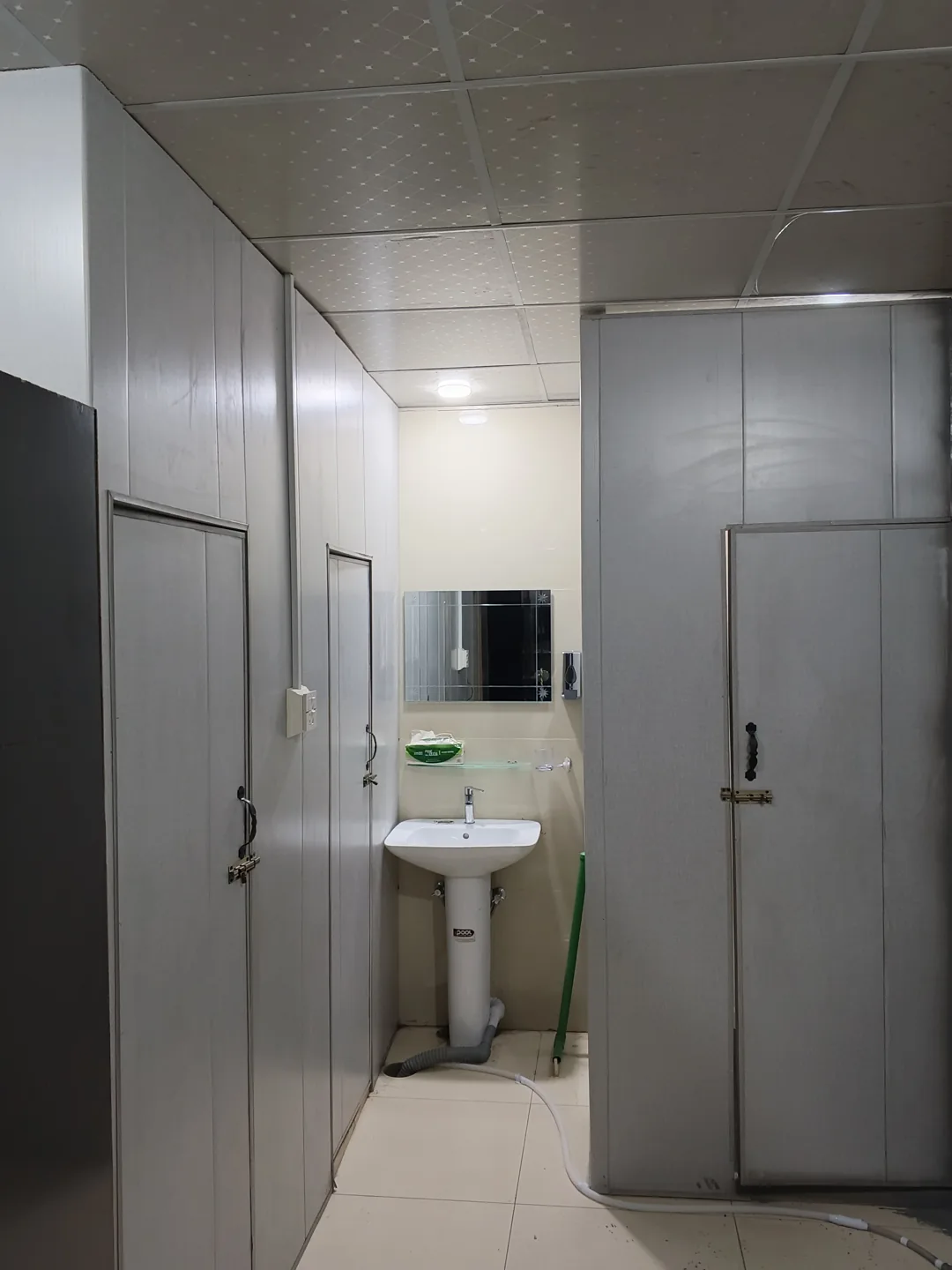Washbasin between partitioned studio rooms